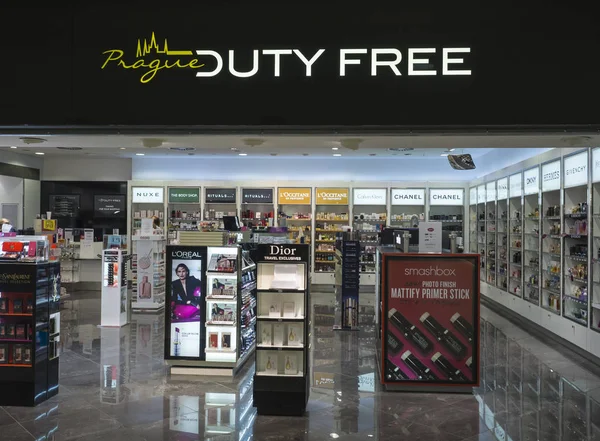 ПЕГИДА, ЧЕШСКАЯ РЕСПУБЛИКА, 21 сентября 2018 года: Пустой магазин Duty Free в аэропорту с известными парфюмерными брендами — стоковое фото