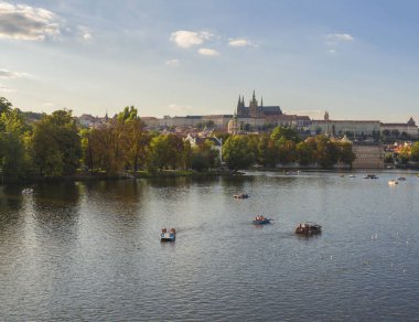 Çek Cumhuriyeti, Prag, 8 Eylül 2018: panorama Gradchany Prag Kalesi ve St. Vitus Katedrali, Strelecky ostrov Adası, altın saat ışık, yaz güneşli gün, turist rahatlatıcı tekne