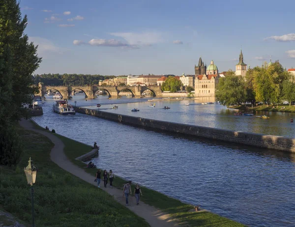 チェコ共和国 プラハ 2018 カンパ島プラハ旧市街 ヴルタヴァ川に架かるカレル橋ペダルボートの人々 や観光客のリラックスを歩いてのビュー 黄金の時間光 夏の晴れた日 — ストック写真