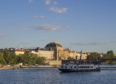 Çek Cumhuriyeti, Prag, 8 Eylül 2018: Görüntülemek Ulusal Tiyatrosu Prag ve Old Town evlerin vltava Nehri, gemi tekne turist kişilerle yaz güneşli gün.