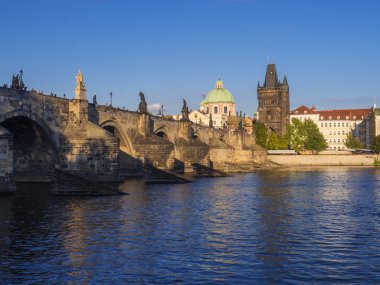 Charles Köprüsü Kampa, Çek Cumhuriyeti Prag'da görünümünü. Gotik Charles Köprüsü, Prag'da en çok ziyaret edilen turistik biridir. Mimari ve Prag ' ın dönüm noktası Altın ışık, güneşli yaz günü.