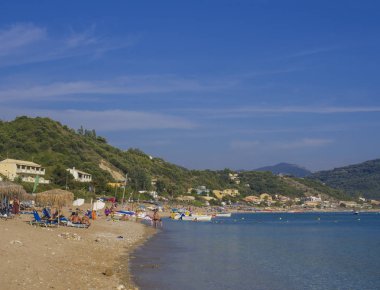 Kum ve çakıl baech ve turkuaz deniz sahilinde Agios Georgios Pagon Corfu Island, Yunanistan porto timony Körfez Manzaralı.