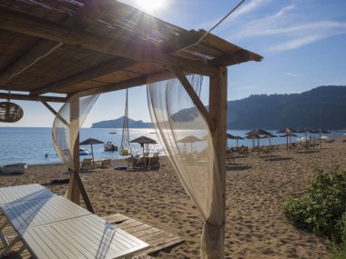 Kum plaj ve deniz Agios Georgios Pagon Corfu Island, Yunanistan yaz boş açık kafe tropikal Adası'nda görüntüleyin. Mercek parlaması