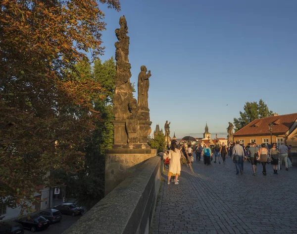 República Checa Praga Septiembre 2018 Caminata Turistas Puente Charles Mala — Foto de Stock