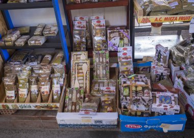 Yunanistan, corfu, Korfu kasaba, 26 Eylül 2018: yerel kuru otlar, baharatlar ve geleneksel Yunan ürün ve çalkala stand Corfu Town, sokak pazarında ürün yelpazesine yakın çekim.