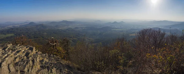 Панорамный вид с Клица или Кляйса один из самых привлекательных точек зрения Лужицких гор с осенью цветных лиственных и хвойных лесов и зеленых холмов, золотой час света . — стоковое фото