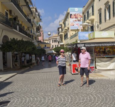 Yunanistan, corfu, Korfu kasaba, 26 Eylül 2018: Corfu town ana sokak yürüyen turist yaşlılar acele saat, yaz güneşli gün, Corfu Island, Ionian Islands, Yunanistan