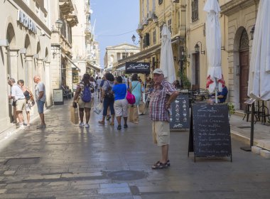 Yunanistan, corfu, Korfu kasaba, 26 Eylül 2018: Corfu eski şehir ana caddesi yürüyüş turist ve insanlar içinde Corfu Island, Ionian Islands, Yunanistan bitirim, yaz güneşli gün, alışveriş