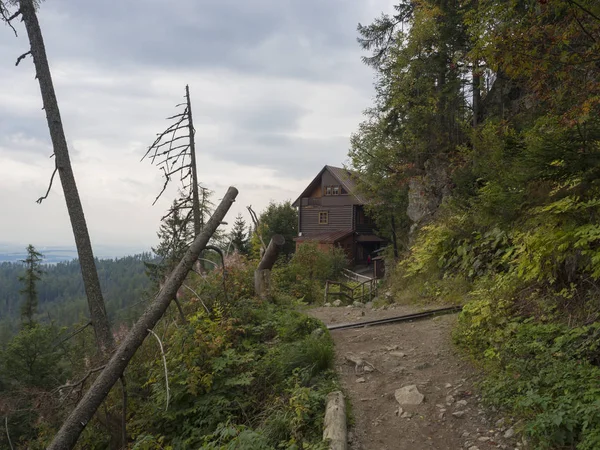 Wanderweg, der zum Berghotel bilikova chata führt, Holzhütte am hohen Tatra-Gebirge in der Nähe des Sternenhimmels Smokovec Slowakei, Wald und launiger Himmel — Stockfoto