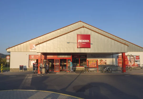 Çek Cumhuriyeti, Cvikov, 14 Ekim 2018: giriş kuruş indirim süpermarket ve alışveriş insanlar, sonbahar güneşli gün, mavi gökyüzü