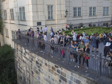 Çek Cumhuriyeti, Prag, 8 Eylül 2018: Kalabalık turist insanlar takeing resmi tam ped kilit korkuluk ile Charles Köprüsü yanında terasında Prag Kalesi panoraması