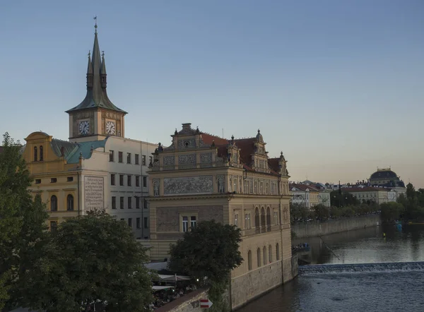República Checa, Praga, 8 de septiembre de 2018: Vista desde el Puente de Carlos en Novotneho lavka con el Museo Bedrich Smetana durante la hora del atardecer —  Fotos de Stock