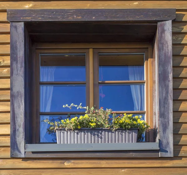 Finestra Della Vecchia Casa Montagna Legno Con Vaso Fiori Fiore — Foto Stock