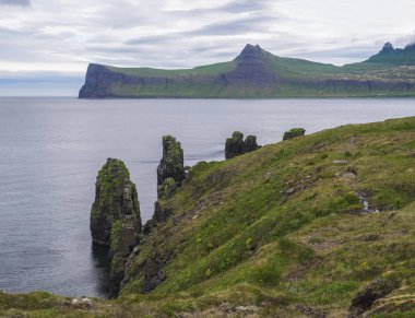 Batı fjords güzel Hornbjarg kayalıklardan doğal görünümde, uzak doğa rezerv Hornstrandir İzlanda, büyük kuş cliff kayalar mavi deniz ve bulutlu gökyüzü arka plan ile.