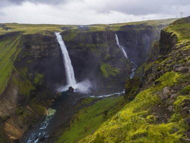 South Iceland, yaz moody gökyüzü güzel Haifoss şelale ile Fossa Nehri Vadisi.
