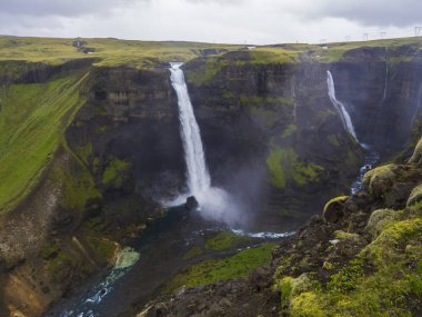 South Iceland, yaz moody gökyüzü güzel Haifoss şelale ile Fossa Nehri Vadisi.