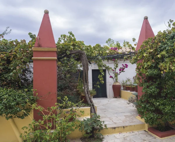 Détail Intérieur Monastère Orthodoxe Paleokastritsa Piliers Rouges Porte Avec Pots — Photo