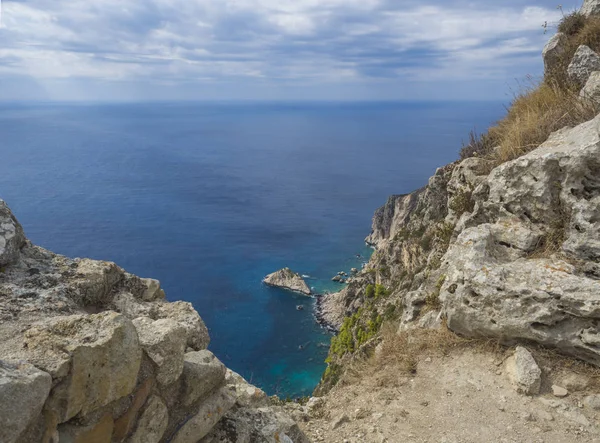 Uitzicht op de baai van Paleokastritsa vanaf het punt van de weergave in het mediavel kasteel Angelokastro, zomer clody dag, Corfu, Griekenland — Stockfoto