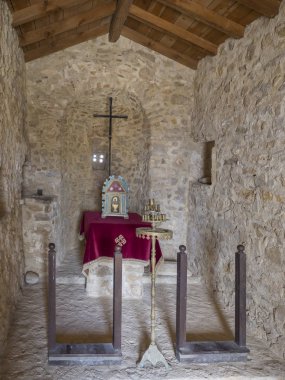 İç müstahkem kale Angelokastro Paleokastritsa, Corfu Yunanistan yakın ahşap çatı ile küçük taş Ortaçağ Chapel