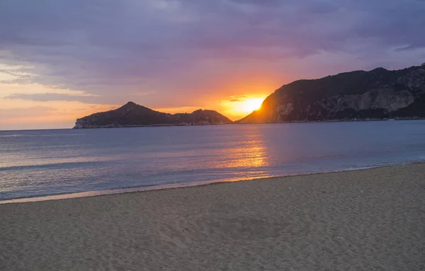 Prachtige blauw roze oranje wolken zonsondergang met zon die vallen bij horizon van porto timony baai betreffende Agios Georgios Pagon zand strand op het eiland Corfu, Griekenland — Stockfoto