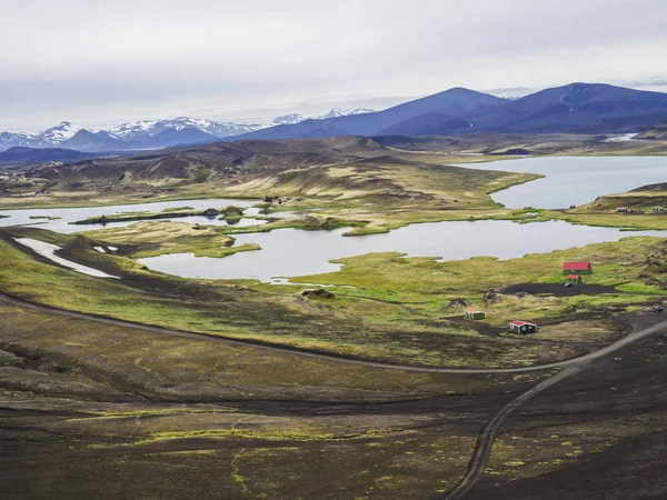 Veidivotn cabaña de pesca y cabaña, paisaje con cráter colorido — Foto de Stock