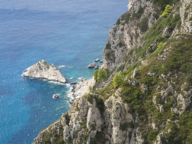 Yaz günü, Corfu, Yunanistan ile beyaz rock ve mediavel kale Angelokastro, görünümü noktasında uçurumdan turkuaz mavi deniz görüntüleyin