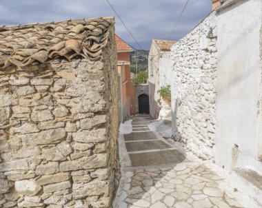 Köy Krini, corfu, Yunanistan geleneksel taş evleriyle eski dar sokak