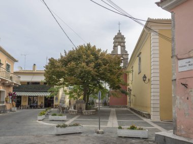 Yunanistan, corfu, Doukades, 28 Eylül 2018: büyük ıhlamur ağacı ve meyhane ve taş geleneksel evleri ve kaldırım köyü Doukades Korfu Adası Yunanistan, eski kare