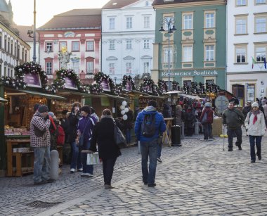 Brno, Çek Cumhuriyeti, 14 Aralık 2018: Noel piyasaya Zelny Trh, yerel alışveriş ile Moravya şehir merkezi ve turistik insanlar ve christams dekorasyon stand ahır ile Pazar Meydanı