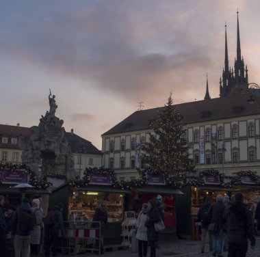 Brno, Çek Cumhuriyeti, 14 Aralık 2018: Noel piyasaya Zelny Trh, yerel alışveriş ile Moravya şehir merkezi ve turistik insanlar ve christams dekorasyon stand ahır ile Pazar Meydanı