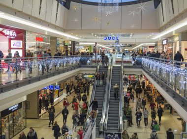 Brno, Çek Cumhuriyeti, 14 Aralık 2018: Noel hediyeleri en büyük alışveriş merkezinin Galeri Vankovka Brno Noel süslemeleri ile alışveriş yapan insanlar