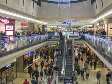Brno, Çek Cumhuriyeti, 14 Aralık 2018: Noel hediyeleri en büyük alışveriş merkezinin Galeri Vankovka Brno Noel süslemeleri ile alışveriş yapan insanlar