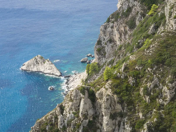 Uitzicht op de azuurblauwe zee met witte rots en de kliffen van het gezichtspunt in het mediavel kasteel Angelokastro, zomerdag, Corfu, Griekenland — Stockfoto