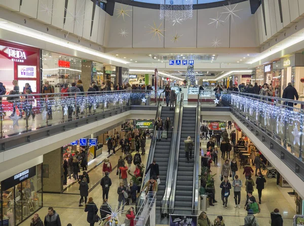 Brno, Çek Cumhuriyeti, 14 Aralık 2018: Noel hediyeleri en büyük alışveriş merkezinin Galeri Vankovka Brno Noel süslemeleri ile alışveriş yapan insanlar