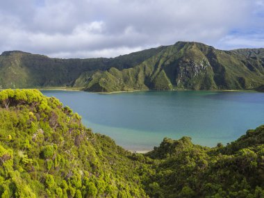 Güzel mavi Krater Gölü Lagoa, yatay yapmak Fogo Miradouro da Lagoa yapmak Fogo bakış açısından. Ateş Gölü en yüksek Gölü Sao Miguel Island, doğal rezerv yeşil orman tarafından çevrili olduğunu