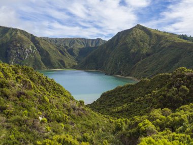 Güzel mavi Krater Gölü Lagoa, yatay yapmak Fogo Miradouro da Lagoa yapmak Fogo bakış açısından. Ateş Gölü en yüksek Gölü Sao Miguel Island, doğal rezerv yeşil orman tarafından çevrili olduğunu