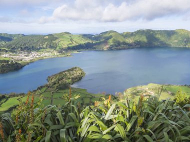 Sao Miguel Island, Azores, Portekiz ile yeşil ve mavi krater gölleri Lagoa Azul ve sönmüş volkanlar, krater Lagoa Verde ve Sete Cidades köyde manzara görmek.