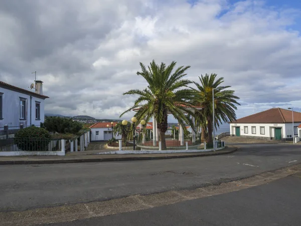 Rua e casas em estilo colonial azoreano na aldeia Nordeste com palmeiras verdes e céu azul nuvens brancas, São Miguel, Açores, Portugal — Fotografia de Stock