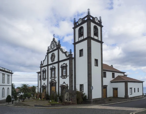 L'église principale de Nordeste sur l'île de Sao Miguel avec décoration de Noël et crèche aux Açores, Portugal . — Photo