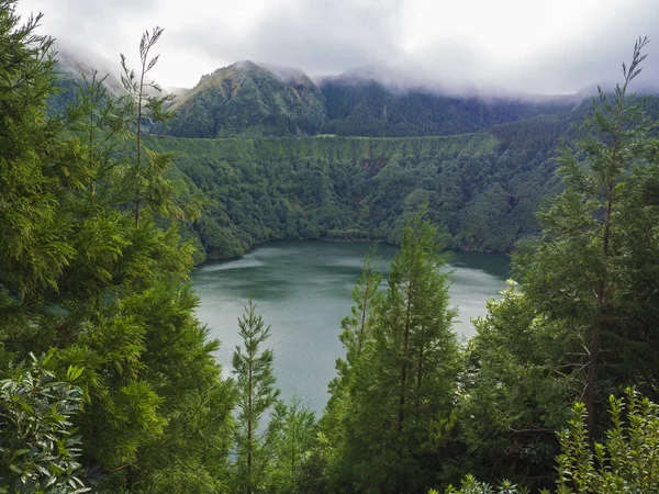Schöne Aussicht über die Lagune von Antiago mit grünen Bäumen und von Nebel umgebenen Hügeln vom Miradouro do cerrado das freiras, azores, sao miguel — Stockfoto