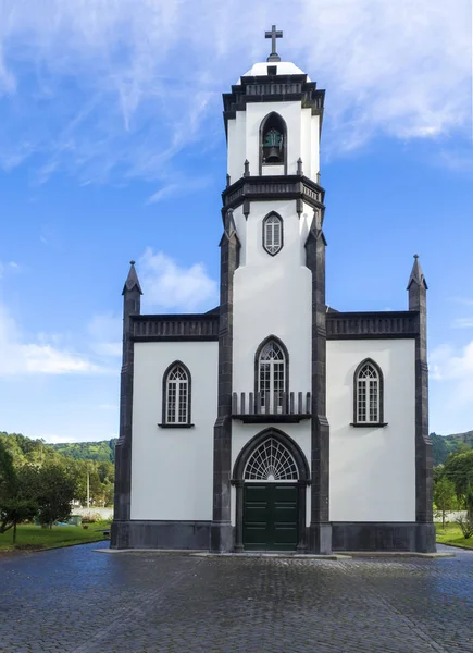 Vista de la pequeña iglesia blanca y gris de Sao Nicolau en el pueblo de Sete Cidades en la isla de Sao Miguel, Azores, Portugal — Foto de Stock