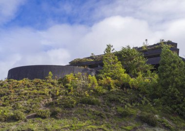 Ön cephe harabe terk edilmiş beş yıldızlı otel Monte Palace yakınındaki village Sete Cidades üzerinde Adası, Sao Miguel, Azores, Portekiz