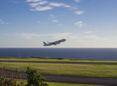 Ponta Delgada, Sao Miguel Island, Azor Adaları, Portekiz 26 Aralık 2018: Uçak boeing 737 Uluslararası Havaalanı, Azor Adaları hava yolları, çim, deniz ve mavi gökyüzü Havaalanı Pist üzerinden kapalı alır