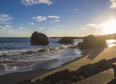 Kum plaj şehrin Vila Franca do Campo volkanik kayalarda okyanus, mavi gökyüzü ve beyaz bulutlar, Sao Miguel, Azores, Portekiz ile