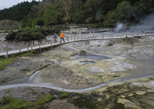 Furnas, Ilha de São Miguel, Açores, Portugal, 22 de dezembro de 2018: Turistas observando o vapor de fontes termais e fumarolas à beira da lagoa das Furnas, caldeiras vulcânicas no Lago Furnas — Fotografia de Stock