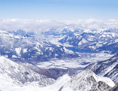 Kış manzarası kar ile kaplı yamaçları ve mavi gökyüzü, hava Oda, Zell am See Gölü Kitzsteinhorn Dağı'nın tepesinden. Kaprun Kayak Merkezi, Milli Parkı Hohe Tauern, Avusturya Alplerinde