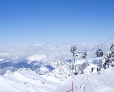 Kaprun, Avusturya, 12 Mart 2019: Kaprun Dağ doruklarına ve teleferik kaldırmalar ve tepeden aşağı indiğimiz snowboard ile kaplı yamaçları kar kayak merkezi üst görünümden. Milli Parkı Hohe Tauern