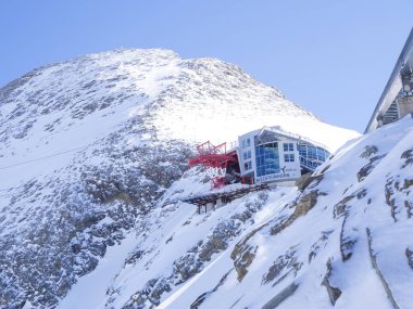 Kaprun, Avusturya, 12 Mart 2019: Kış peyzaj manzaralı panoramik Restoran üst Miller'dan karla kaplı yamaçları ve Kitzsteinhorn Dağı'nda Kaprun Kayak Merkezi üstüne mavi gökyüzü ile