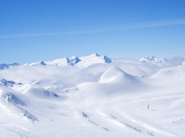 Manzara karla kaplı yamaçları ve mavi gökyüzü ile kış, Kitzsteinhorn Dağı'nın tepesinden görüntüleyin. Kaprun Kayak Merkezi, Milli Parkı Hohe Tauern, Avusturya Alplerinde, Europe.