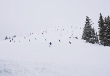 Kapalı Kayak yamacı Bakırlı Zell am kar görmek ile renkli kayakçı kalabalık sisli kış gününde, kopya alanı